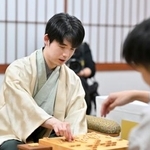 　将棋の第５１期棋王戦コナミグループ杯５番勝負の第４局で、増田康宏八段（手前）を破った藤井聡太棋王＝１５日午後、栃木県日光市