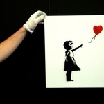 　ロンドンのオークションに出品された、バンクシーの「少女と風船」＝２００７年２月（ロイター＝共同）