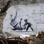 　戦闘で半壊した建物の壁に描かれた、小さな男の子が柔道をする絵＝２０２２年１１月、キーウ近郊ボロディアンカ（共同）