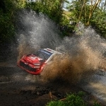 　世界ラリー選手権（ＷＲＣ）第３戦、サファリ・ラリー・ケニア第３日で疾走するトヨタの勝田貴元＝１４日（ゲッティ＝共同）