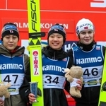 　Ｗ杯ジャンプ女子個人第３０戦で優勝した伊藤有希（中央）と２位の丸山希（左）＝オスロ（ＮＴＢ　Ｓｃａｎｐｉｘ提供・ＡＰ＝共同）