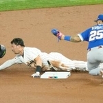 　１回日本２死一塁、打者岡本のとき、鈴木が二盗失敗＝マイアミ（共同）