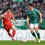 　マインツ戦で競り合うブレーメンの菅原由勢（右）＝１５日、ブレーメン（ゲッティ＝共同）