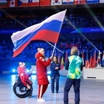 　閉会式で入場するロシアの旗手＝１５日、イタリア・コルティナダンペッツォ（共同）