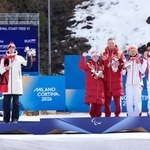 　ノルディックスキー距離女子２０キロ視覚障害の表彰式で、金メダルのロシア選手（中央）と距離を置く銀のチェコ選手（左）。右は銅の中国選手＝１５日、イタリア・テーゼロ（共同）