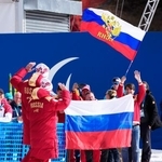 　ノルディックスキー距離女子２０キロ視覚障害で金メダルを獲得し、表彰式に向かうロシア選手と喜ぶ関係者＝１５日、イタリア・テーゼロ（共同）