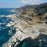 　能登半島地震で隆起した石川県珠洲市の海岸＝２０２４年２月（広島大の後藤秀昭教授提供）