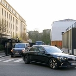 　パリでの米中閣僚級貿易協議の会場から出る車両＝１５日（共同）