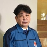 　記者団の取材に応じる東京電力ホールディングスの小早川智明社長＝１６日午前、新潟県の柏崎刈羽原発