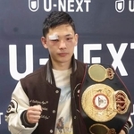 　ＷＢＡミニマム級王座初防衛から一夜明け、ポーズをとる松本流星＝１６日、東京都新宿区の帝拳ジム