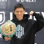 　ＷＢＣライトフライ級王座奪取から一夜明け、ポーズをとる岩田翔吉＝１６日、東京都新宿区の帝拳ジム