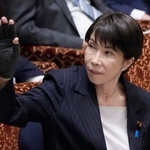 　参院予算委で答弁のため挙手する高市首相＝１６日午後