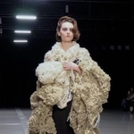 　開幕した東京コレクションで行われた「カカン」のショー＝１６日午後、東京都渋谷区