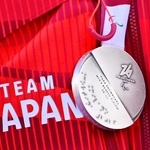 　点字が刻まれたミラノ・コルティナ冬季パラリンピックのメダル＝１３日、イタリア・コルティナダンペッツォ（共同）