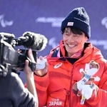 　スノーボード男子バンクドスラローム大腿障害の表彰式で、銀メダルとぬいぐるみを手にする小栗大地＝１３日、イタリア・コルティナダンペッツォ（共同）