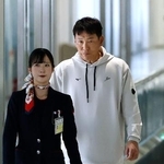 　準々決勝で敗退し、帰国したＷＢＣ日本代表の井端弘和監督＝１６日、成田空港