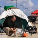 　レバノンの首都ベイルートで、避難生活を送る人＝１６日（ロイター＝共同）