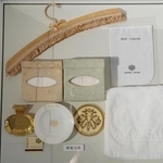 　要人が使った客室のハンガーや灰皿など客室備品の展示＝１６日午前、東京・元赤坂の迎賓館赤坂離宮