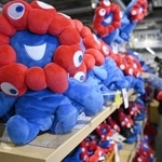 　２０２５年４月、大阪・関西万博会場のショップに並ぶミャクミャクのグッズ＝大阪市此花区