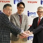 　記者会見を終え、写真に納まる京都大ｉＰＳ細胞研究所の戸口田淳也所長補佐（右）ら＝１６日午後、京都市下京区