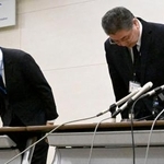 　記者会見で謝罪し、頭を下げる国立病院機構四国こどもとおとなの医療センターの院長（右）ら＝１６日午後、香川県善通寺市