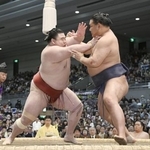 　隆の勝（左）と攻め合う豊昇龍。寄り切りで下す＝エディオンアリーナ大阪