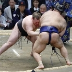 　安青錦（左）が押し出しで高安を下す＝エディオンアリーナ大阪