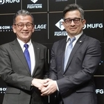 　就任の記者会見後写真撮影に応じる、エスコンフィールド北海道運営会社の前沢賢新社長（右）と小村勝前社長＝１６日、エスコンフィールド北海道