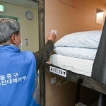 　１６日、ソウル市内のカプセルホテルの安全点検を行う区の関係者（共同）