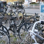 　名古屋市営地下鉄港区役所駅の駐輪場に設置された「カギをかけた自転車優先」のスペース＝１６日午後