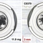 　海洋研究開発機構などのチームが分析した小惑星リュウグウの２種類の砂試料（ＪＡＸＡ、海洋機構提供）