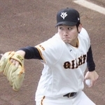 　投球練習する巨人・竹丸＝川崎市のジャイアンツ球場