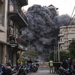 　１２日、イスラエル軍の攻撃で煙が上がるレバノンの首都ベイルートの市街地（ゲッティ＝共同）