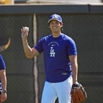 　笑顔でキャッチボールするドジャース・大谷＝グレンデール（共同）