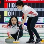 　トルコに敗れた日本代表のロコ・ソラーレ＝１６日、カルガリー（Ｊｅｆｆ　ＭｃＩｎｔｏｓｈ／カナダ通信提供・ＡＰ＝共同）