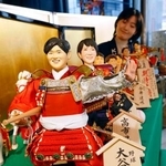 　人形メーカー「久月」が公開した五月人形「今年の期待大将」。手前から米大リーグ・ドジャースの大谷翔平選手、高市首相など＝１７日午前、東京都台東区
