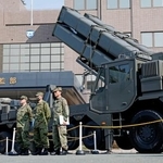 　陸自健軍駐屯地に展示された長射程ミサイル「１２式地対艦誘導弾能力向上型」の発射機など＝１７日午前、熊本市