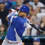 　イタリア戦の７回、適時打を放つベネズエラのアラエス＝マイアミ（共同）