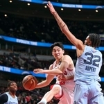 　グリズリーズ戦でパスを狙うブルズの河村（中央）＝シカゴ（ＮＢＡＥ・ゲッティ＝共同）