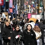 　観光客らでにぎわうソウルの明洞＝１０日（共同）