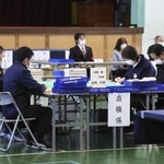 　２０２５年１１月、２人の候補者が得票同数となった茨城県神栖市長選を巡り、全票を再点検する市職員ら＝神栖市