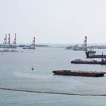 　米軍普天間飛行場の移設に向けた工事が進む沖縄県名護市辺野古沖。左奥は転覆事故のあった現場付近＝１７日午後