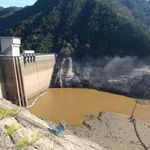 　少雨の影響で貯水率が０％になった宇連ダム＝１７日午後３時３７分、愛知県新城市
