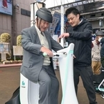 　座席付き電動三輪車「Ｕｎｉｍｏ（ユニモ）」の試乗会で説明を受ける参加者＝１７日午後、宇都宮市