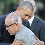 　２０１６年５月、広島市の平和記念公園を訪れたオバマ米大統領（当時）に抱きしめられる被爆者の森重昭さん