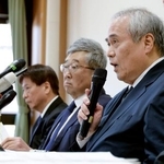 　沖縄・辺野古沖の転覆事故で、記者会見する同志社国際中学・高校の西田喜久夫校長（右）ら＝１７日午後、京都府京田辺市