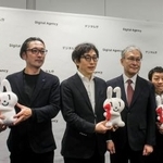 　デジタル在学証明の実証実験の報告会で、記念撮影する大学や企業の担当者ら＝１７日午後、東京都千代田区