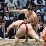 　霧島（奥）が引き落としで隆の勝を破る＝エディオンアリーナ大阪