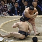 　豊昇龍（奥）が寄り倒しで若元春を下す＝エディオンアリーナ大阪