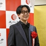 　２０２５年度芸術選奨で文部科学大臣新人賞を受賞し、取材に応じる声優の花江夏樹さん＝１７日午後、東京都内